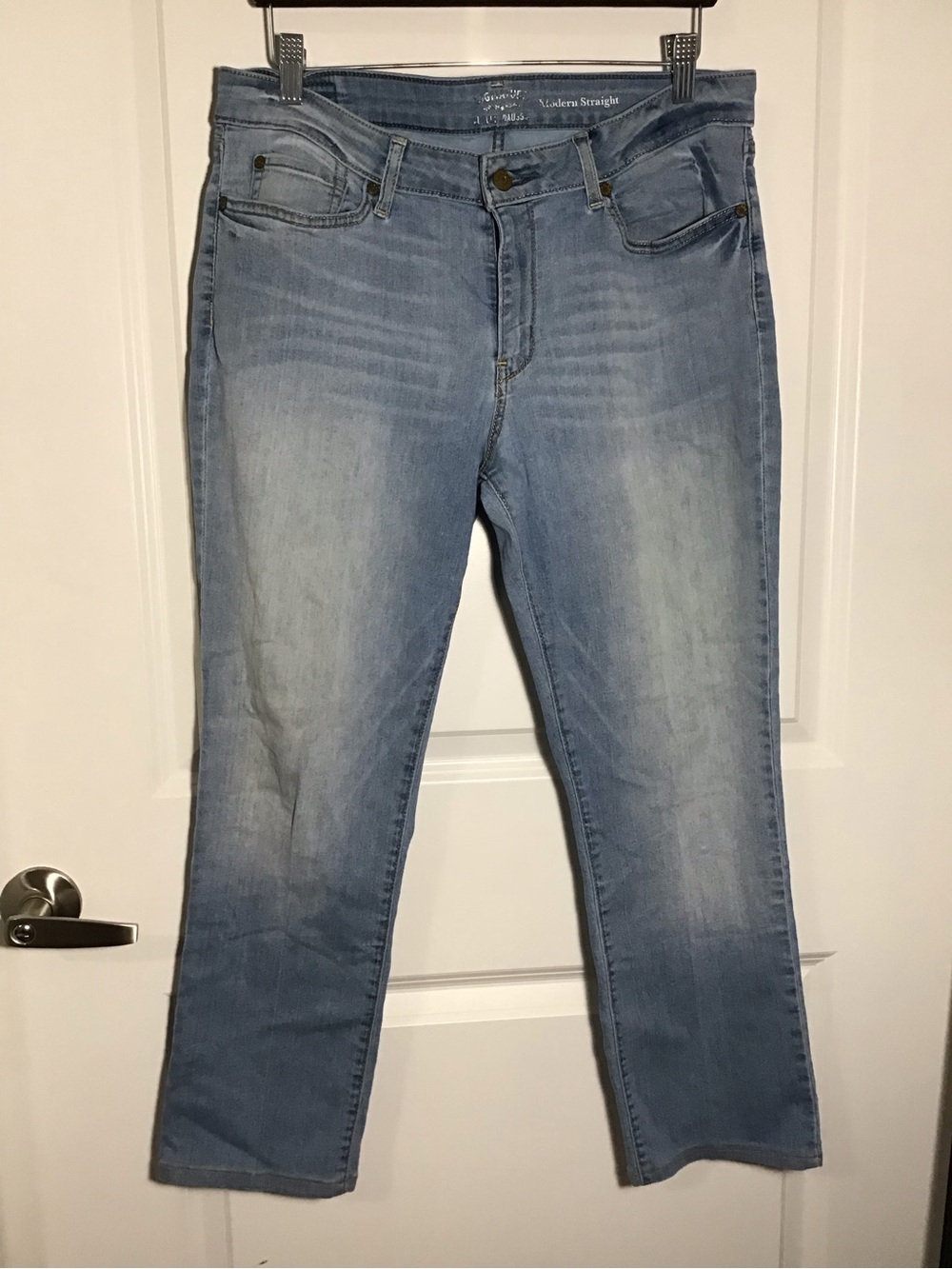 Signature by Levi Strauss Light Wash Modern Straight Women’s Leg Jeans 32W